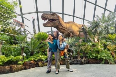 Experiência imersiva de Jurassic World transforma local em Singapura em selva pré-histórica