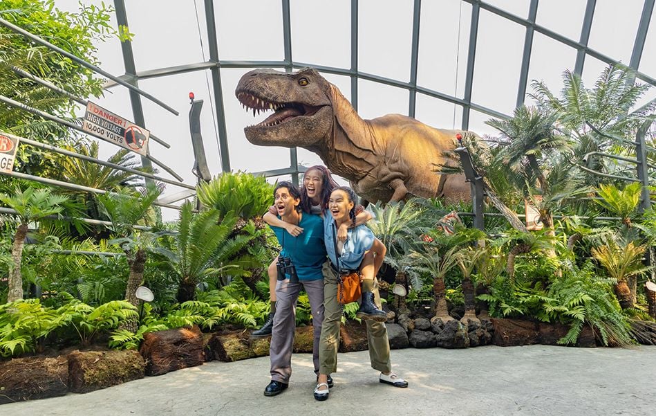 Experiência imersiva de Jurassic World transforma local em Singapura em selva pré-histórica