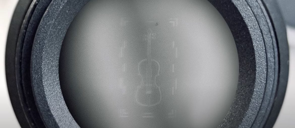 O menor violino do mundo cabe em um fio de cabelo, e mostra o poder de uma nova tecnologia em escala nano