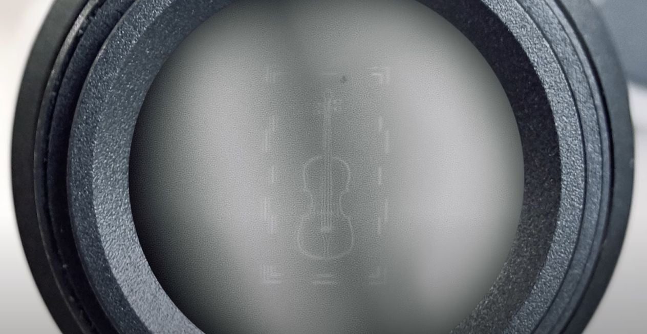 O menor violino do mundo cabe em um fio de cabelo, e mostra o poder de uma nova tecnologia em escala nano