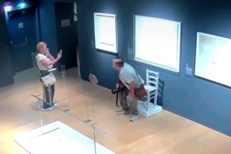 Turista quebra obra inspirada em Van Gogh durante tentativa de foto em museu na Itália