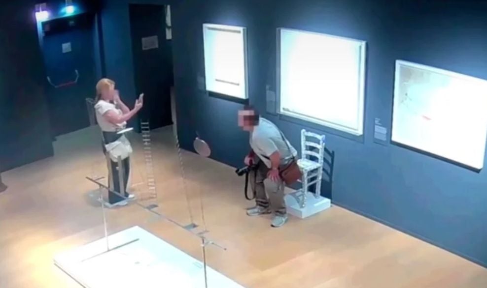Turista quebra obra inspirada em Van Gogh durante tentativa de foto em museu na Itália