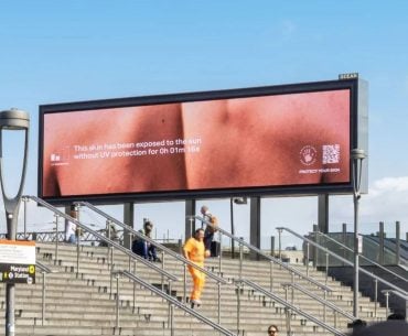 Outdoor que queima com o sol mostra em tempo real os danos da exposição sem protetor solar