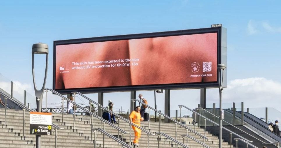 Outdoor que queima com o sol mostra em tempo real os danos da exposição sem protetor solar
