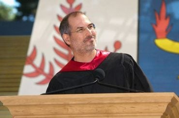 Discurso icônico de Steve Jobs em Stanford ganha versão remasterizada em HD pelos 20 anos