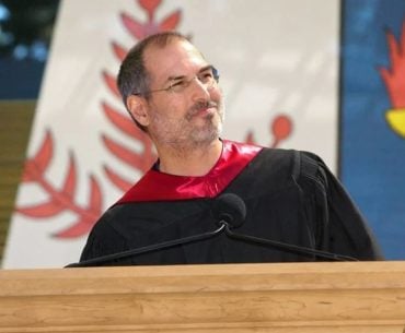 Discurso icônico de Steve Jobs em Stanford ganha versão remasterizada em HD pelos 20 anos