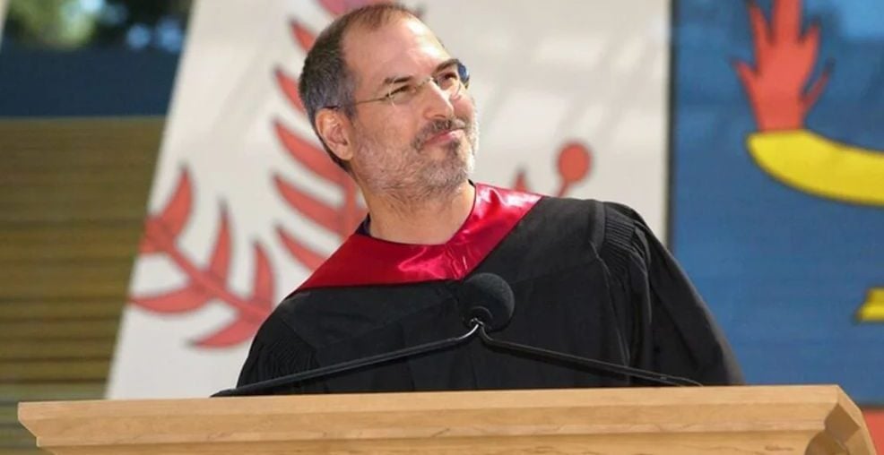 Discurso icônico de Steve Jobs em Stanford ganha versão remasterizada em HD pelos 20 anos