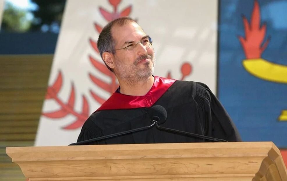 Discurso icônico de Steve Jobs em Stanford ganha versão remasterizada em HD pelos 20 anos
