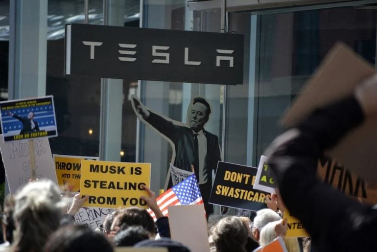 Franceses processam Elon Musk por associarem seus Teslas à extrema-direita