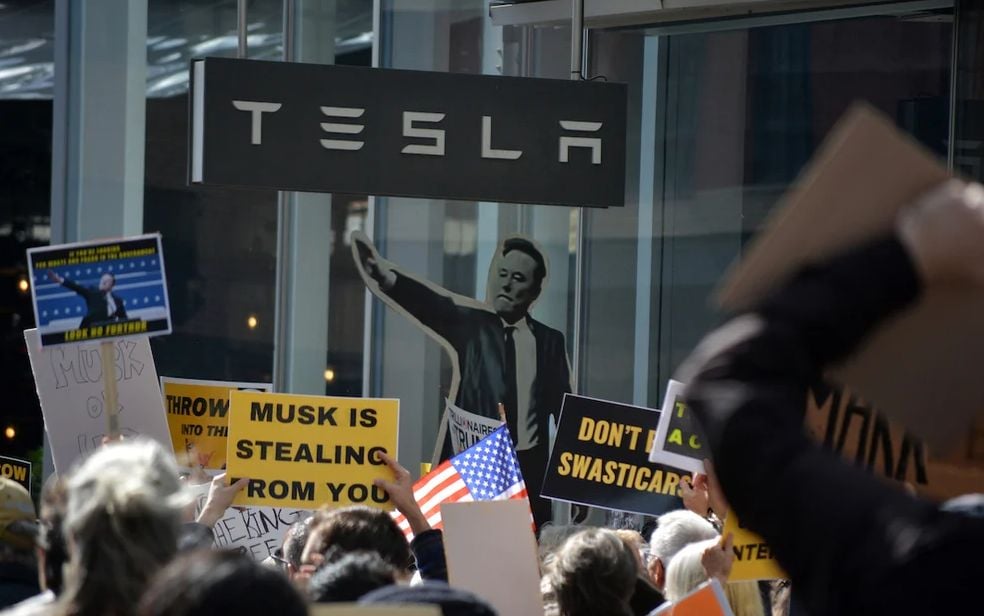 Franceses processam Elon Musk por associarem seus Teslas à extrema-direita