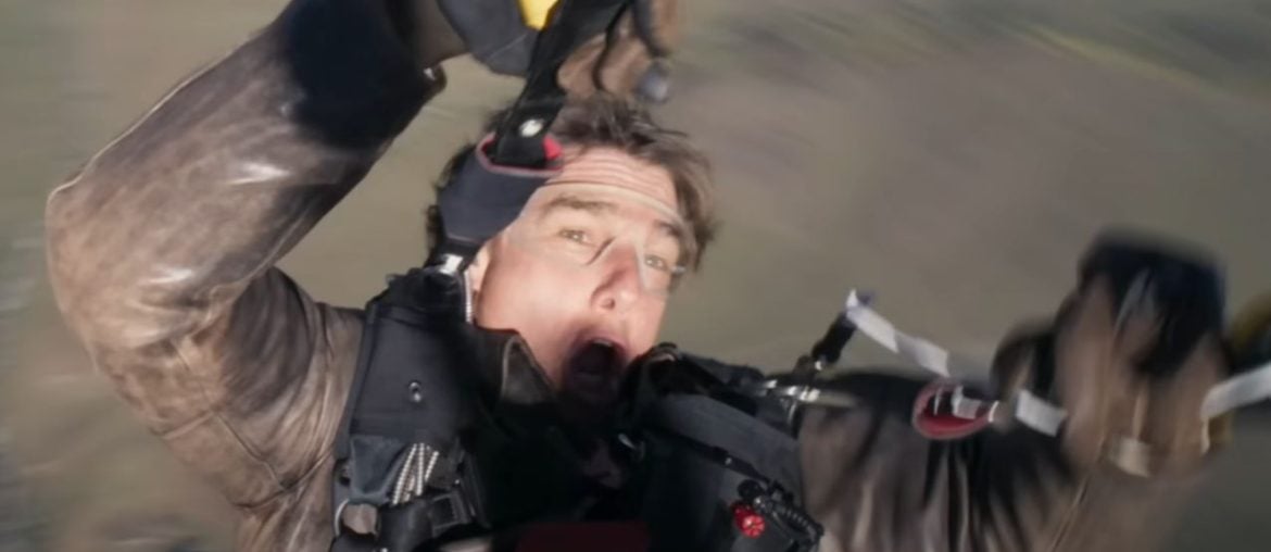 Tom Cruise bate recorde mundial ao saltar de paraquedas em chamas para novo Missão: Impossível