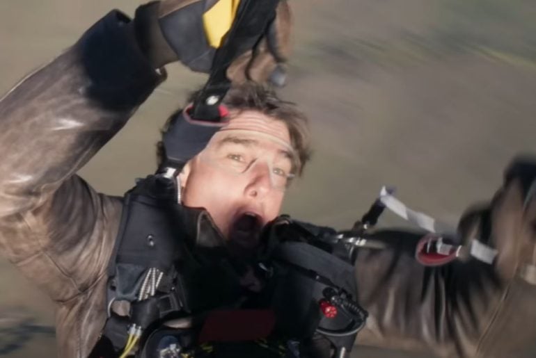 Tom Cruise bate recorde mundial ao saltar de paraquedas em chamas para novo Missão: Impossível