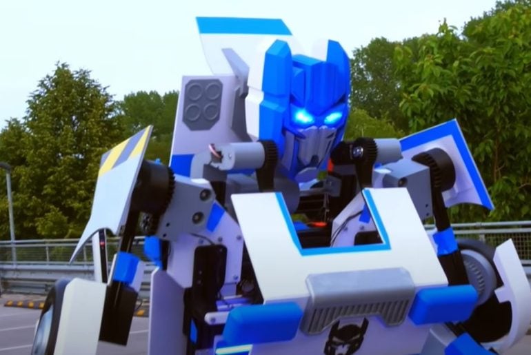 Inventor cria robô inspirado em Transformers que realmente se transforma e pode ser pilotado