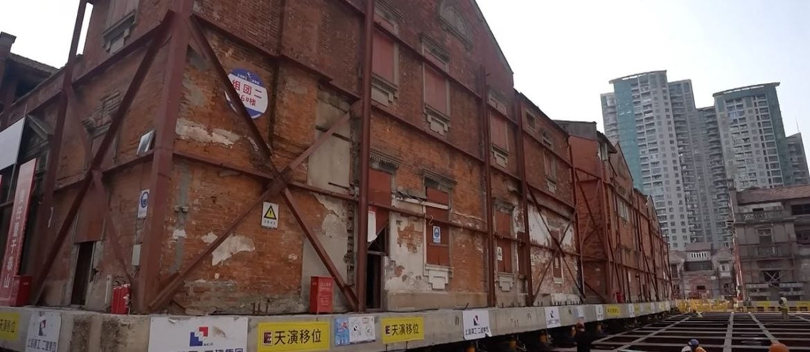 Xangai usa centenas de robôs para mover um quarteirão inteiro, prédios e tudo