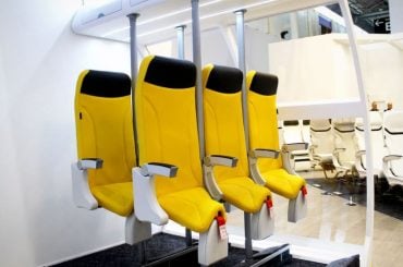 Companhias aéreas de baixo custo avaliam assentos em pé