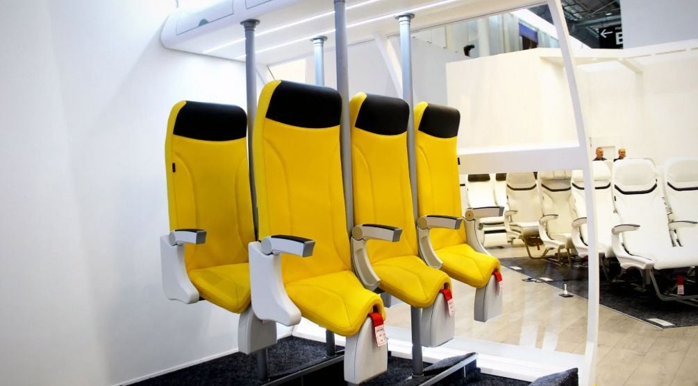 Companhias aéreas de baixo custo avaliam assentos em pé