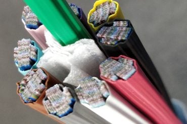 Pesquisadores quebram recorde de velocidade na internet com transmissão de 1,02 petabit por segundo a longa distância