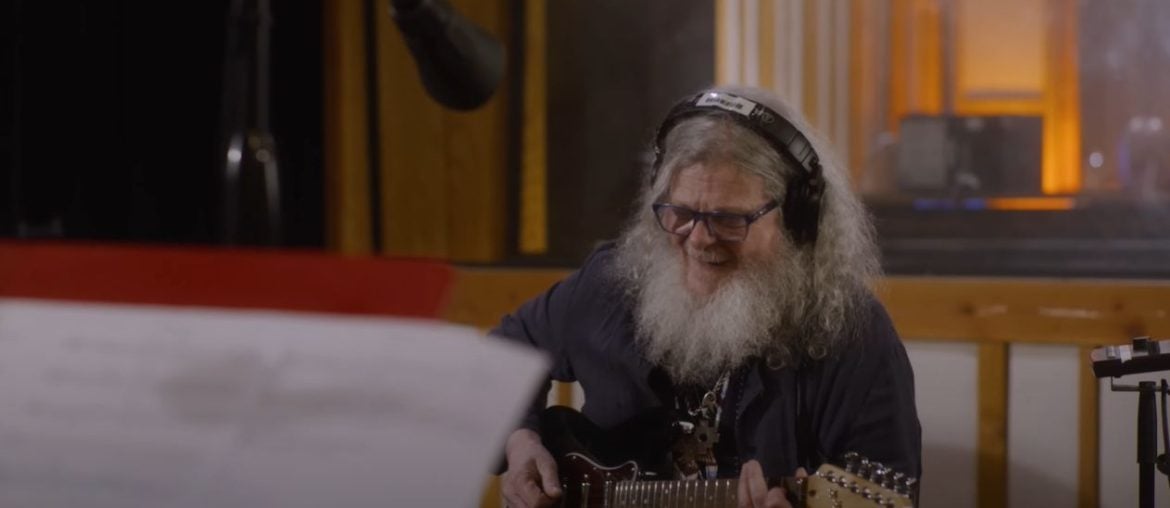 Gustavo Santaolalla toca tema de The Last of Us em vários instrumentos, incluindo um de criação própria