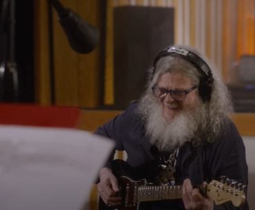 Gustavo Santaolalla toca tema de The Last of Us em vários instrumentos, incluindo um de criação própria