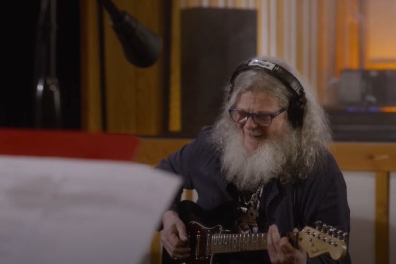 Gustavo Santaolalla toca tema de The Last of Us em vários instrumentos, incluindo um de criação própria