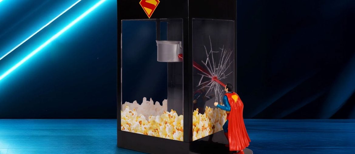 Esse balde de pipoca mostra o Superman usando a visão de calor na pipoqueira