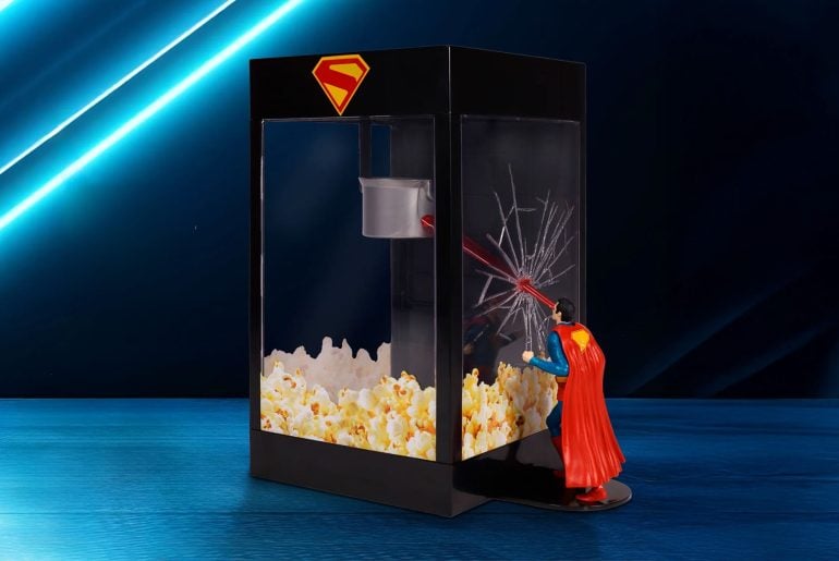 Esse balde de pipoca mostra o Superman usando a visão de calor na pipoqueira