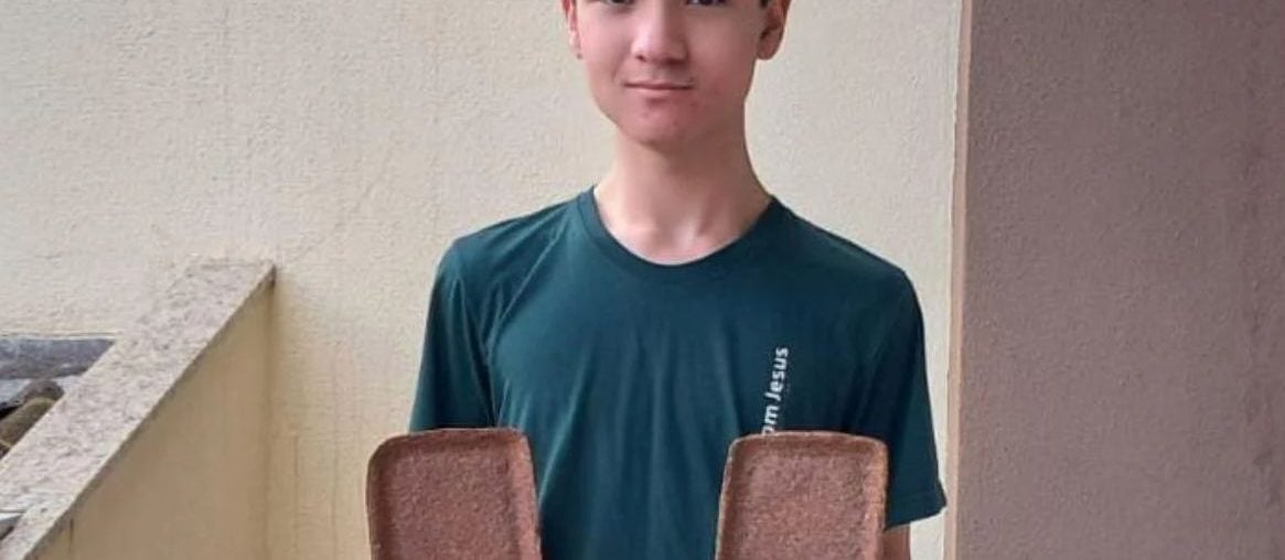 Estudante brasileiro cria bandejas biodegradáveis que se decompõem em um mês