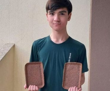 Estudante brasileiro cria bandejas biodegradáveis que se decompõem em um mês