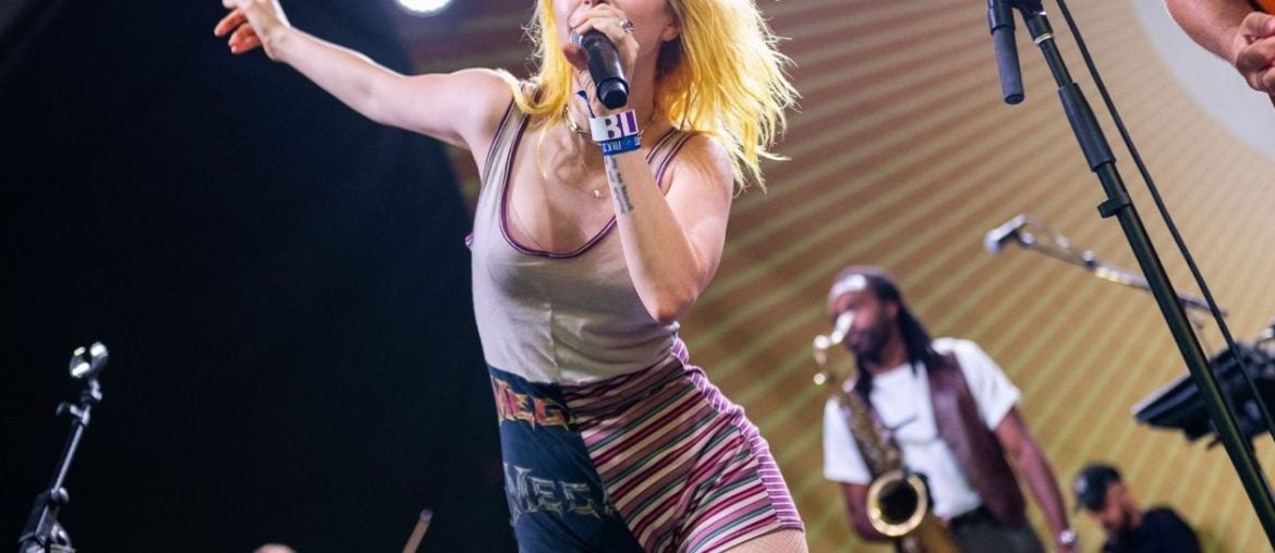 Hayley Williams lança discretamente 17 faixas inéditas em site pessoal