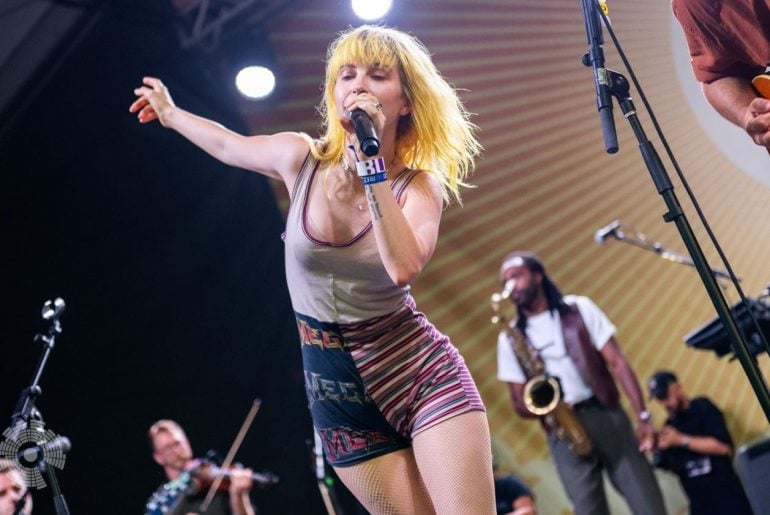 Hayley Williams lança discretamente 17 faixas inéditas em site pessoal