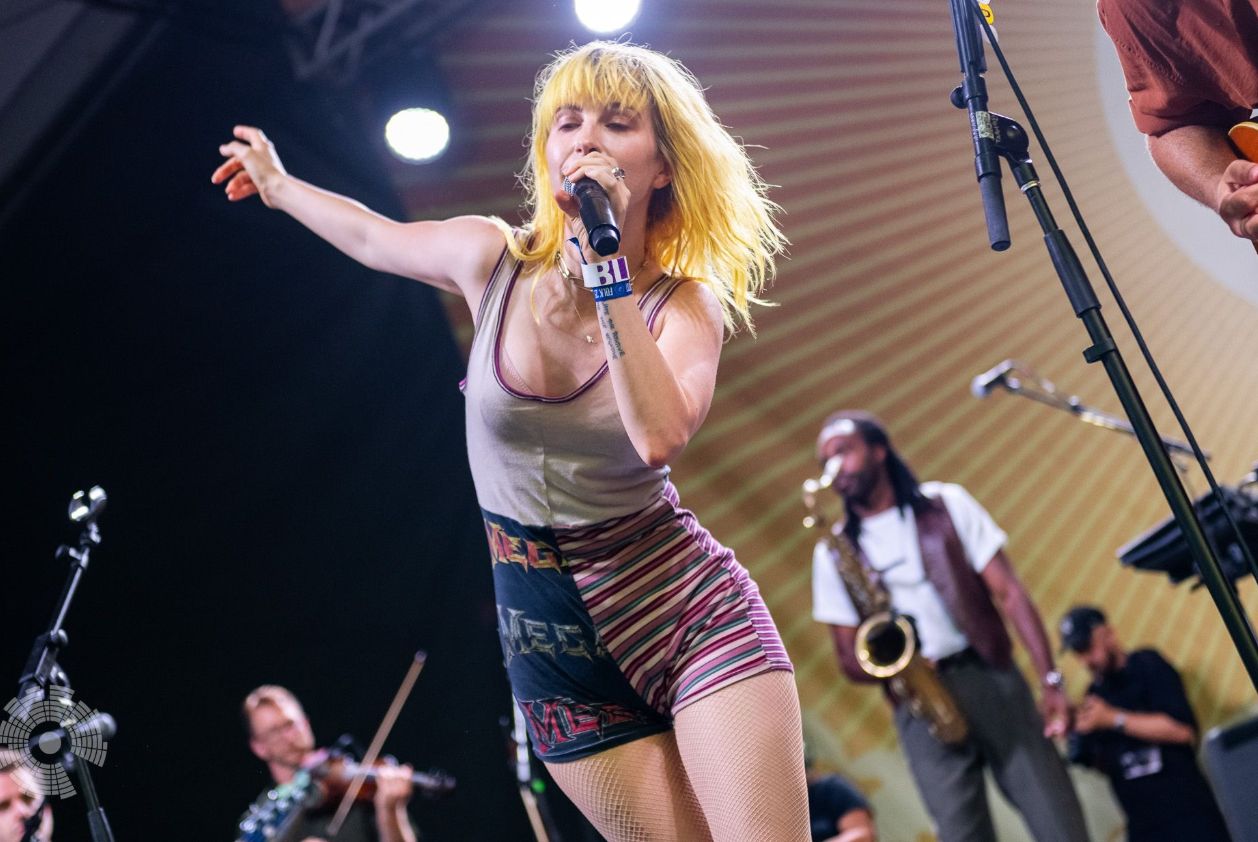 Hayley Williams lança discretamente 17 faixas inéditas em site pessoal