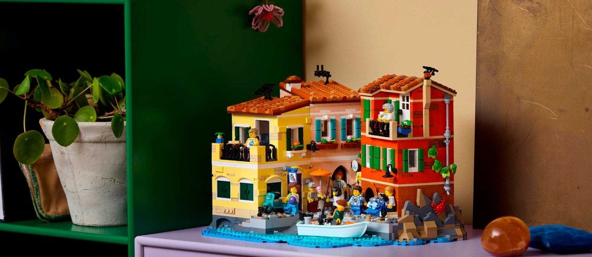 O novo set LEGO Riviera Italiana tem de tudo: lojinhas, lambretas e até furto de frutos do mar