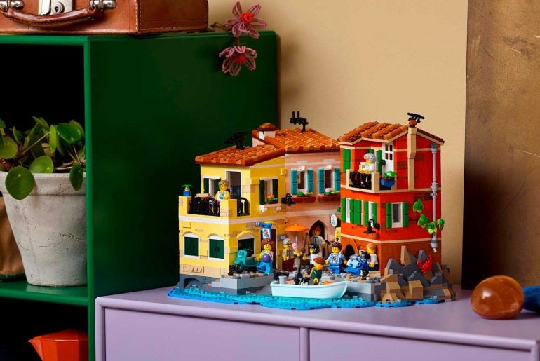 O novo set LEGO Riviera Italiana tem de tudo: lojinhas, lambretas e até furto de frutos do mar