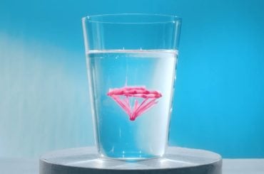 Robô Lidris transforma bebidas em obras de arte líquida no Expo 2025