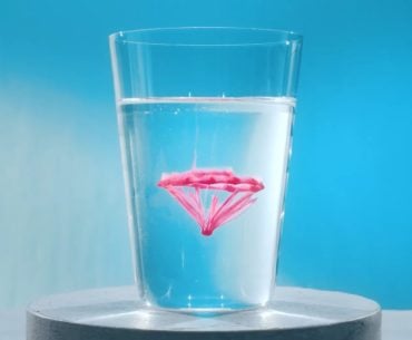 Robô Lidris transforma bebidas em obras de arte líquida no Expo 2025