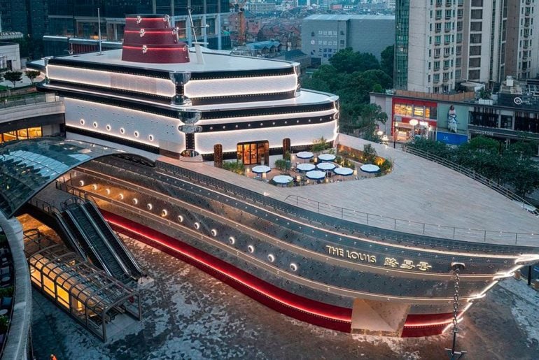 Loja flutuante da Louis Vuitton abre em Xangai com design de navio de cruzeiro e exposição imersiva