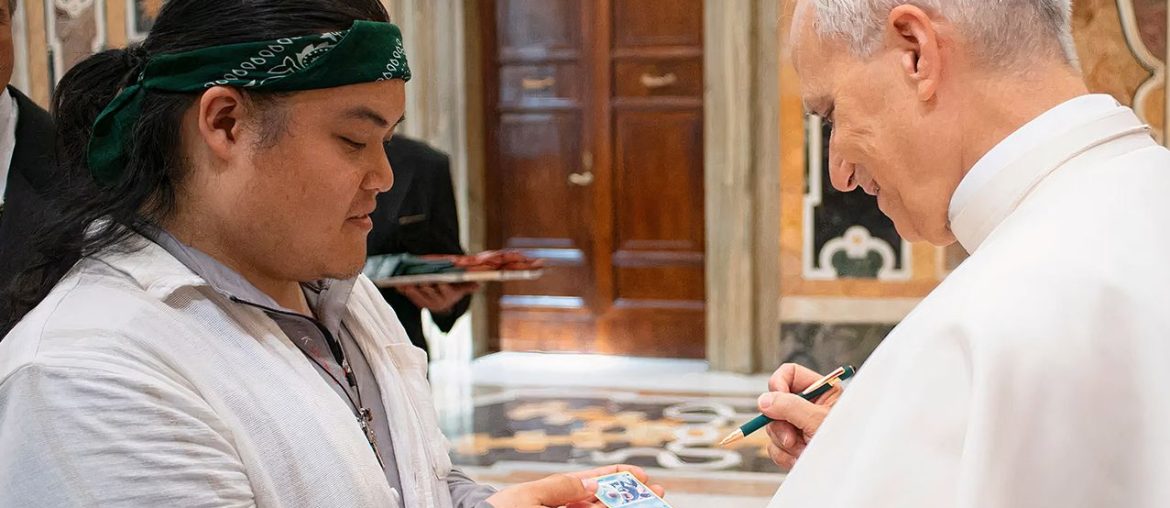 Fã de Pokémon consegue autógrafo do Papa Leo XIV em carta de Popplio, só por estar no lugar certo e na hora certa