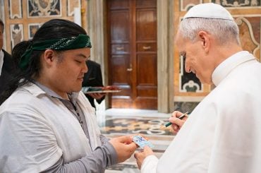 Fã de Pokémon consegue autógrafo do Papa Leo XIV em carta de Popplio, só por estar no lugar certo e na hora certa