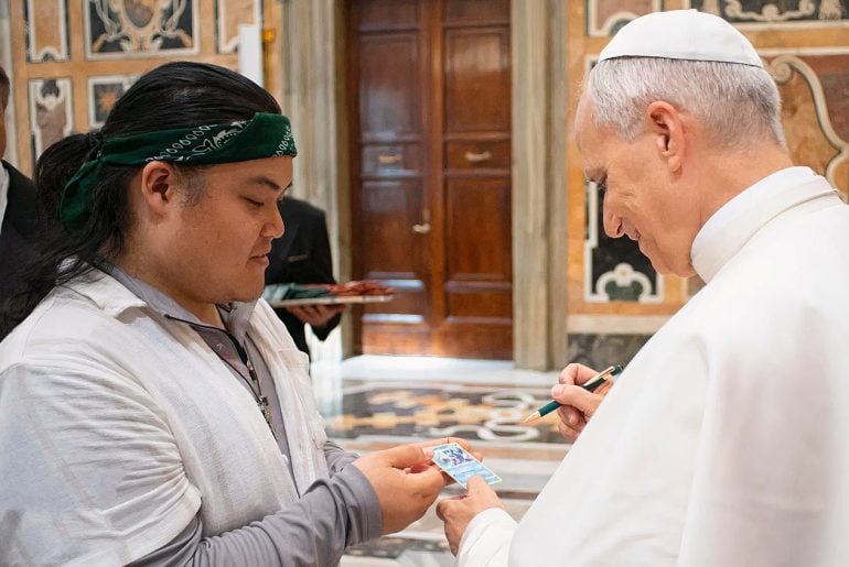 Fã de Pokémon consegue autógrafo do Papa Leo XIV em carta de Popplio, só por estar no lugar certo e na hora certa