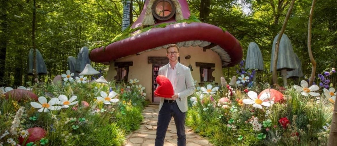 Airbnb e Paramount transformam floresta na Bélgica em vila dos Smurfs para experiência imersiva