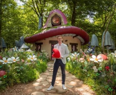 Airbnb e Paramount transformam floresta na Bélgica em vila dos Smurfs para experiência imersiva