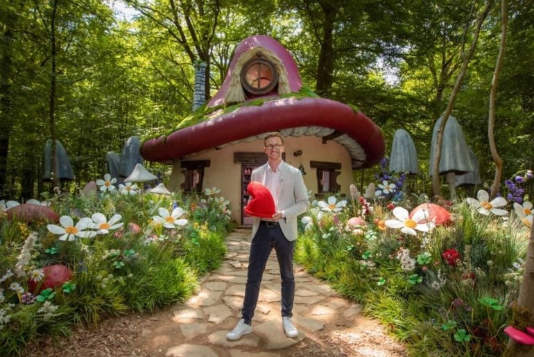 Airbnb e Paramount transformam floresta na Bélgica em vila dos Smurfs para experiência imersiva