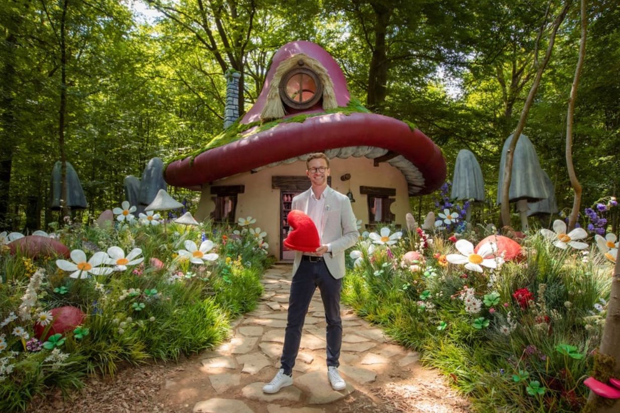 Airbnb e Paramount transformam floresta na Bélgica em vila dos Smurfs para experiência imersiva