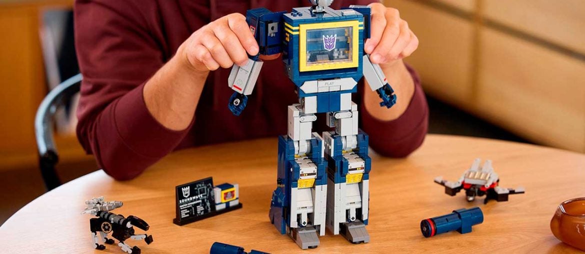 LEGO revela icônico Soundwave dos Transformers com compartimento de fita funcional e articulações móveis