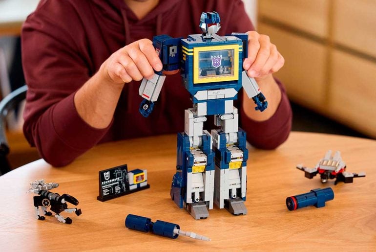 LEGO revela icônico Soundwave dos Transformers com compartimento de fita funcional e articulações móveis