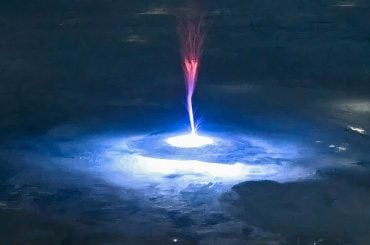 Astronauta registra sprite de raio sobre o México em imagem impressionante que parece fogos de artifício cósmicos