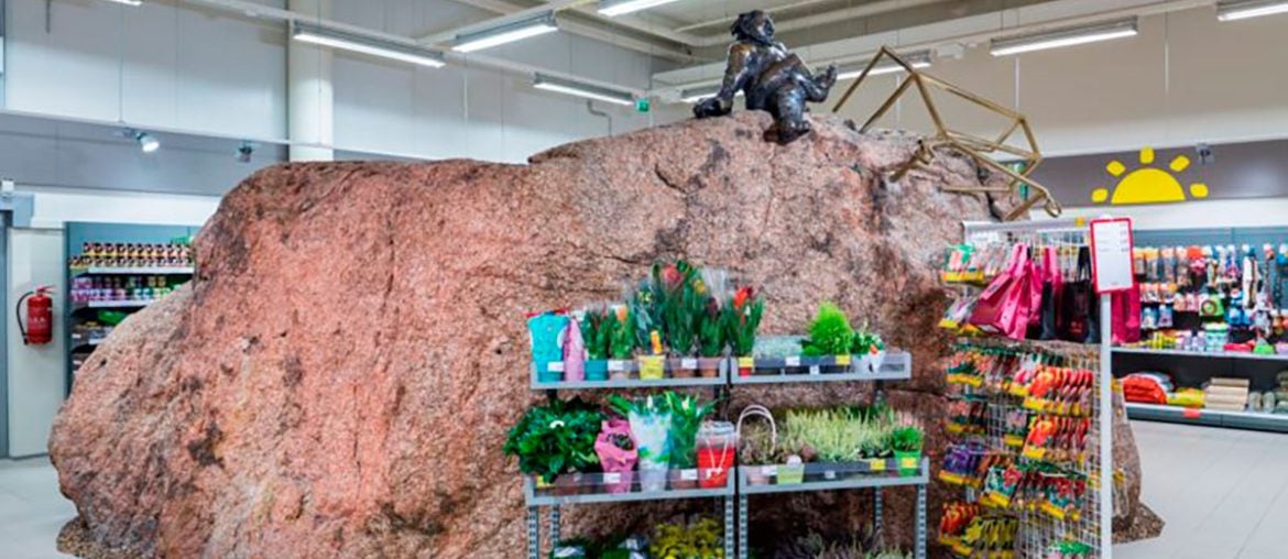 Supermercado tem uma pedra gigante ancestral bem no meio