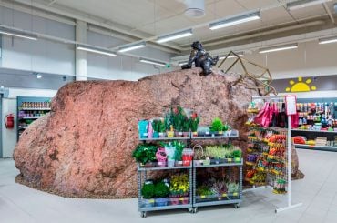Supermercado tem uma pedra gigante ancestral bem no meio
