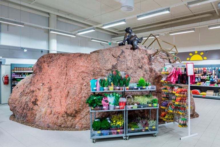 Supermercado tem uma pedra gigante ancestral bem no meio