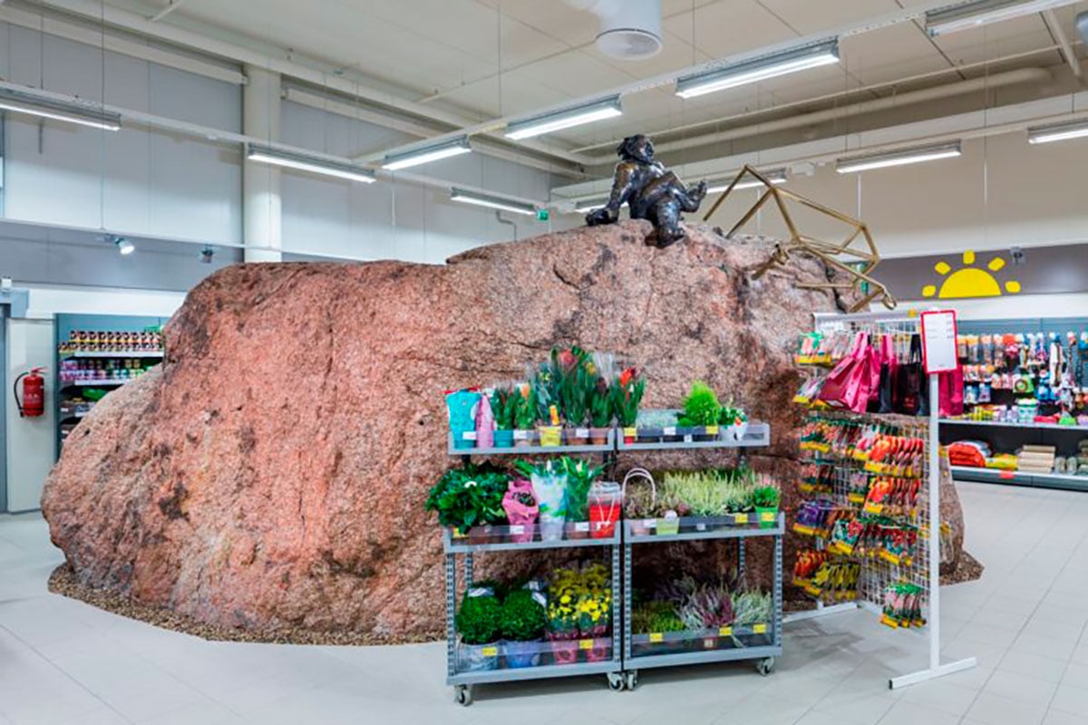 Supermercado tem uma pedra gigante ancestral bem no meio